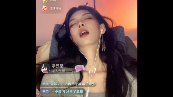 สตรีมเมอร์ไลฟ์สดพลาด ถูกทั้งเน็ตเห็นตอนกำลังนอนหลับ