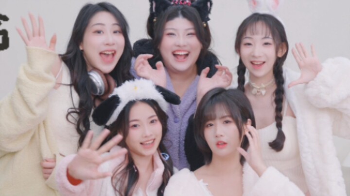 Kenapa bisa ada girl group bergaya opera? Rasanya grup ini agak… entahlah.