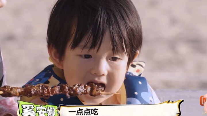 Ăn xiên thịt cừu mà làm bé A của chúng ta sốt ruột quá.