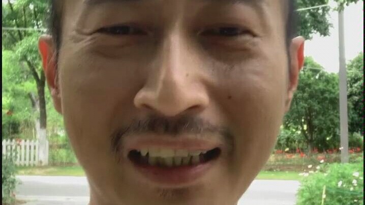 เดินเล่นในสวนแล้วเจอทุ่งดอกไม้กว้างสุดลูกหูลูกตา! คุณลุงใจดีมาสอนวิธีถ่ายรูปสวยๆ ในทุ่งดอกไม้ให้คุณเ