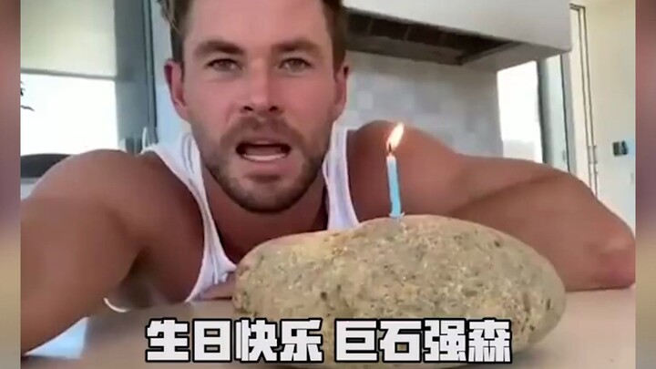 Anh Đập Đá tổ chức sinh nhật cho Dwayne “The Rock” Johnson, lại còn chuẩn bị hẳn một tảng đá làm bán