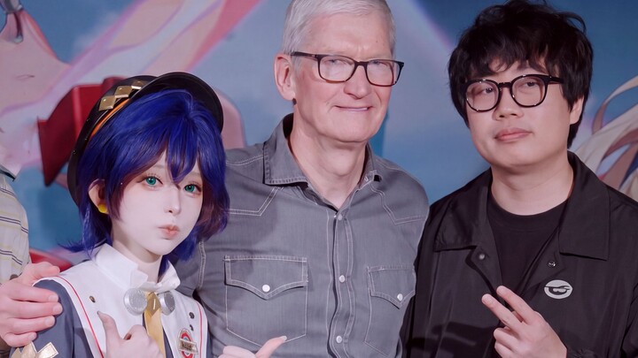 Who took a photo with Cook and even had Zhenyu get Dawei to sign an instant photo?