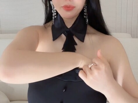 Chị Nguyên QQ cúp ngực 9