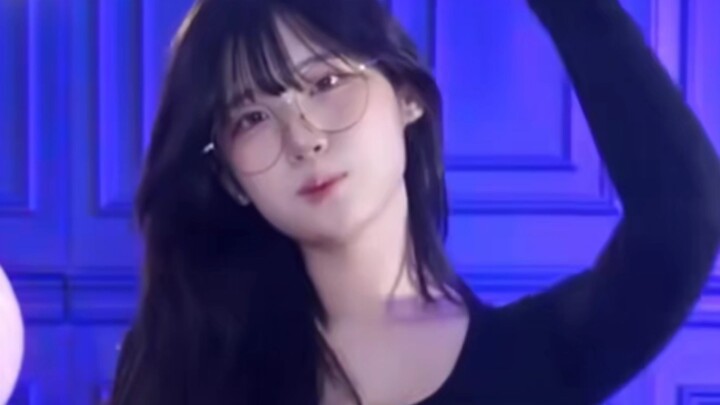 Glasses Girl golaniyule Dances Energetically