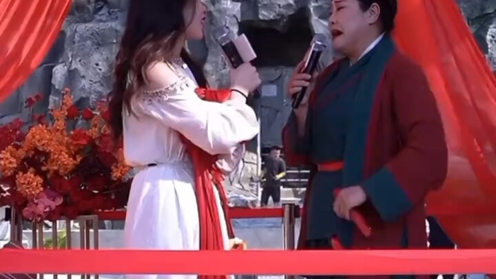 Cô gái quan sát rất kỹ lưỡng đấy