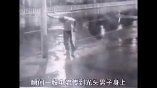 A touching scene: A man was electrocuted when he touched a light pole with his hand on a rainy day. 