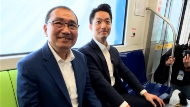 Mayor Jiang and Hou Youyi experience the new MRT Wanda Line carriage