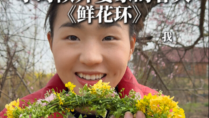 Holding the old wreath in hand, the smile spreads in the memory