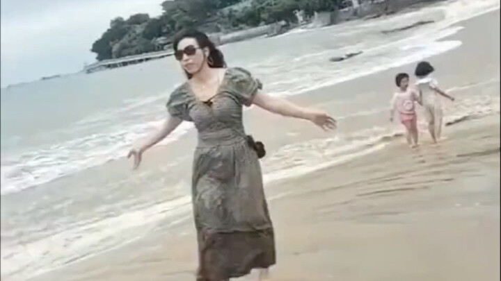 Mom was taking photos but didn’t notice her daughter being swept away by the waves.