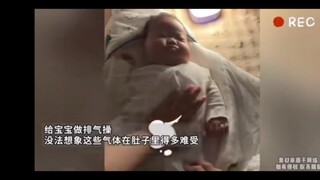 给宝宝做排气操，没法想象这些气体在肚子里得多难受