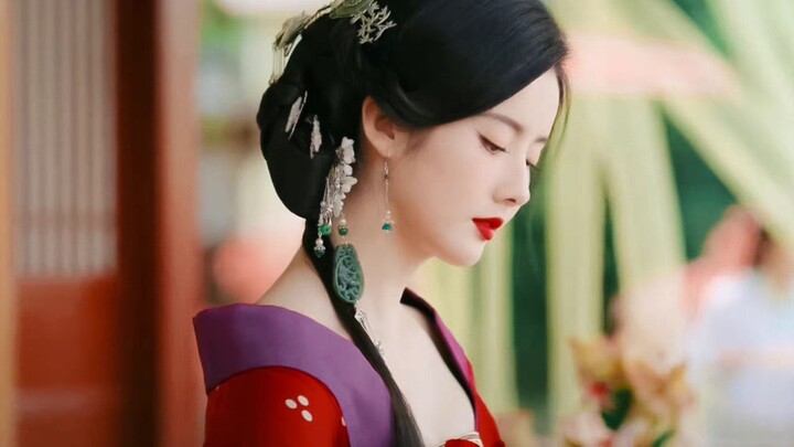 Help! Finally, a historical drama has a “flower queen” who truly lives up to the title!
