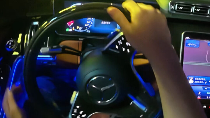 Chia tay bạn gái cũ, không ngủ được? Thì đến tiệm xe của anh họ “đánh cắp” một chiếc xe đi dạo cho đ