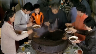 The real image of Beijing's wealthy people eating barbecue in the 1980s. They eat it right after it'