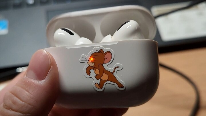 หูฟังกำลังชาร์จอยู่และชูชูก็โกรธมาก! ——สติ๊กเกอร์เชื่อมต่อ Tom and Jerry Luckin