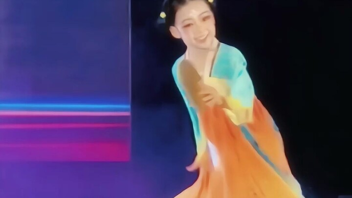 Although she dances so lively and agile, her footwork is also very accurate! Dance "Mirror-holding T