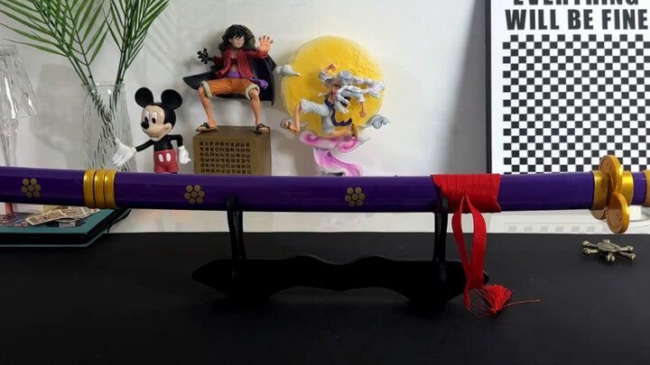 Chẳng cậu bé nào có thể từ chối nhận một chiếc dao phát sáng.