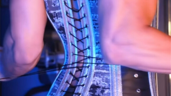 Korset pria ini memang keren!