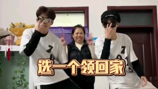 Saudara kembar yang lucu! Kamu pilih kakak atau adik?