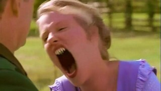 男人在沙漠中，发现了一堵看不见却摸得着的神奇屏障