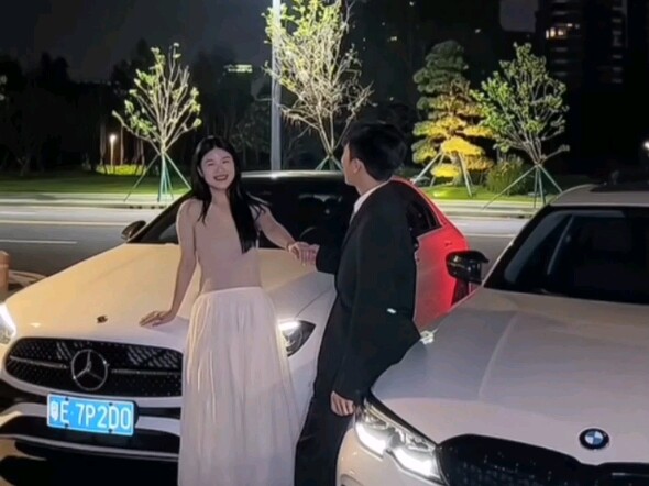 Mercedes-Benz: Bro, you've been through a lot of hardships, huh? Wuling: If I hadn't endured hardshi