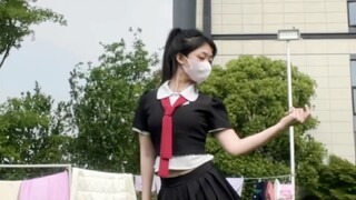 当社恐i人在操场上跳舞……