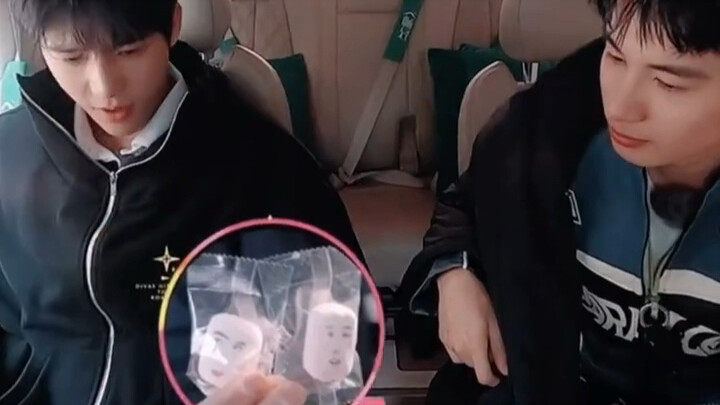 Wang Anyu asked Hu Xianxu how he felt filming “Flowers and Teens.” Xiao Hu replied, “Just tidying my