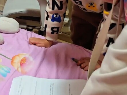 أخ الشوَرْمَة (طالب مُرشَّح للقبول المباشر في المدرسة الثانوية المهنية) والأخت الكبرى (طالبة ثانوية)