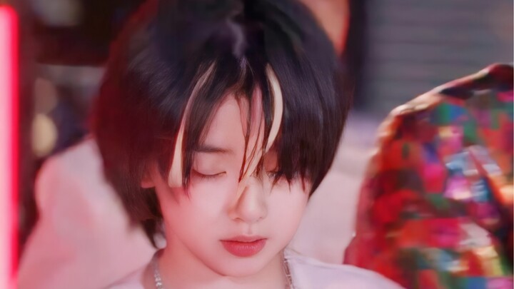 Là em trai hay em gái vậy??? Cậu trainee sẽ kế thừa vị trí center của Yi Xing đó, đúng là khiến ngườ