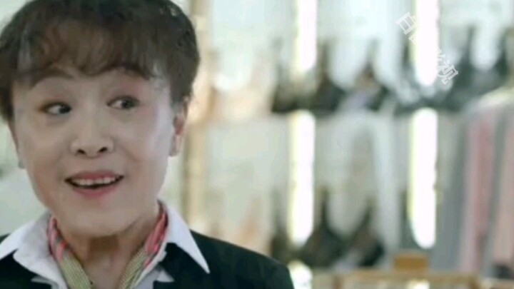 Gadis Cantik Mau Beli Bra Ukuran B, Tapi Pramuniaga Nekat Kasih Ukuran A—Adegan Belanja yang Bikin N