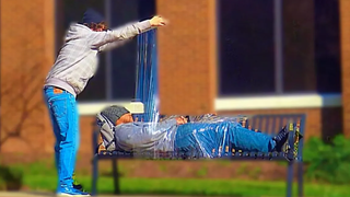 เล่นตลกคนห่อพลาสติก