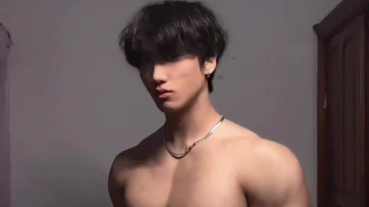 Why are there so many muscle guys online, but so few in real life?