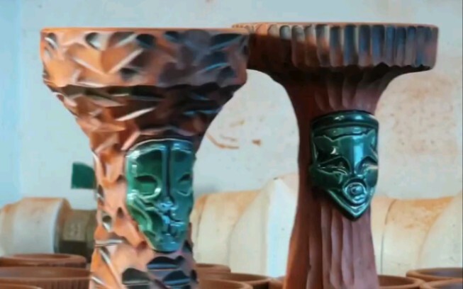 Terlihat bahwa hasil akhir yang dibuat oleh si gadis sangat halus dan indah.