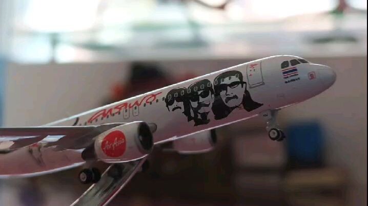 MAINAN pesawat AIRASIA