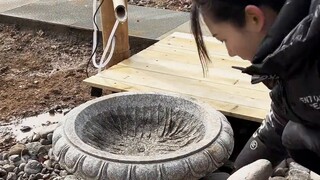 Make a large winter drinking fountain for stray cats