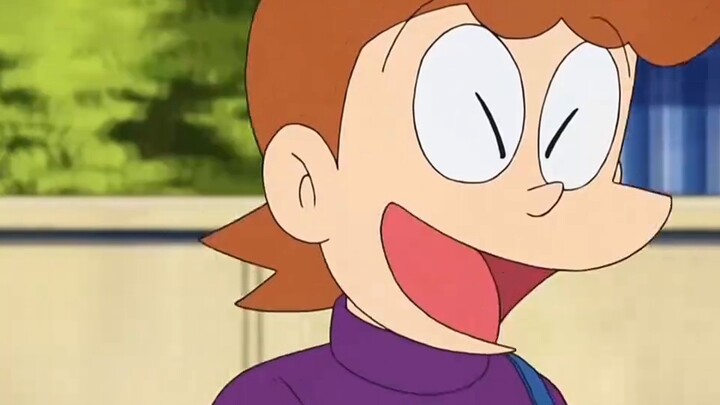 تحول أب شجاع إلى نجار عظيم، وتمكن من قطع الخشب بيديه العاريتين