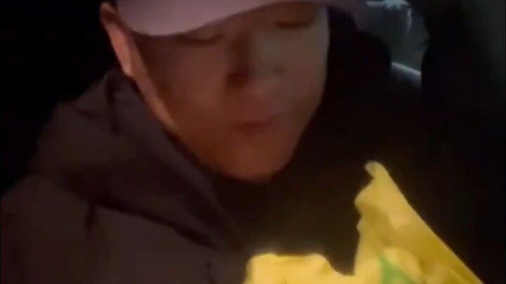 Pak Wang makan hamburger pada malam Tahun Baru Imlek, bikin kesal sekaligus lucu banget haha!