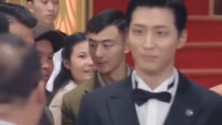 三哥是来走红毯的吧
