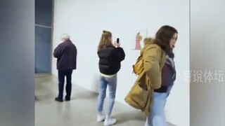 الفن شيء غامض حقًا! شاب بريطاني علق لوحة بشكل عفوي وانتشرت فجأة في جميع مجموعات الأصدقاء.