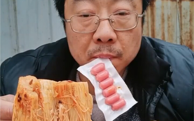 ครูใหญ่ซุนใช้เงิน 8 หยวนกินชุดบะหมี่ผสมเห็ดเข็มทอง