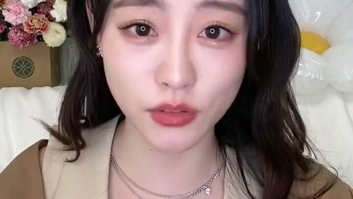 I’m dying of laughter! Zhu Xudan’s livestream is all about hyping up her sis Dilraba’s new drama—hah