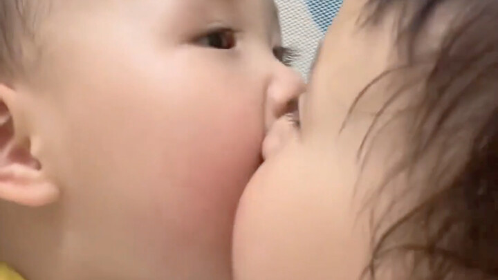 These twin sisters can’t go a minute without playfully nibbling on each other—can you even imagine h