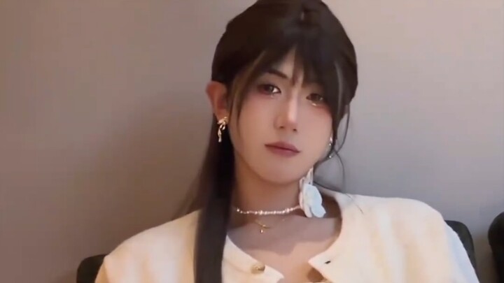 When the older brother inherits all the family’s beauty genes, he looks even more stunning in women’