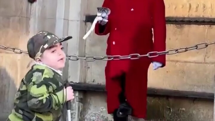 An Exception Made for a Blind Child! British Royal Guards Respond to the Boy’s “Foot-Salute” with a 
