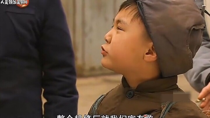 الطفل المشاكس كان يحب لفت الانتباه، ويتفاخر أمام الغرباء بأن أسرته وحدها في القرية تملك خرافًا، لكنه