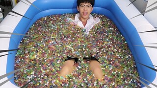 在1000000颗水宝宝里洗澡是一种什么样的体验？