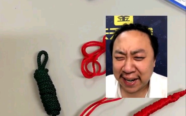 Nhóm nam giám bảo ra mắt ở vị trí trung tâm