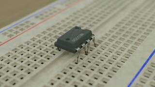 Con chip NE555 dễ thương đi lại trong năm phút