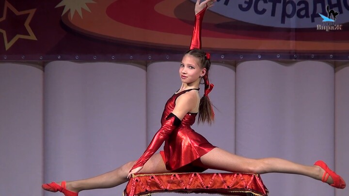 أداء فني لين على المسرح من قبل أناستاسيا ستارودوموفا