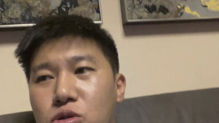 Gì mà treo đồ vậy?