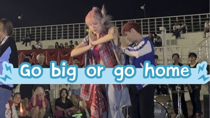 นักเรียนชั้นปีสุดท้ายกำลังรับสมัครนักเรียนใหม่ และกำลังเต้นรำ Go Big or Go Home ในสนามเด็กเล่น อึนจอ
